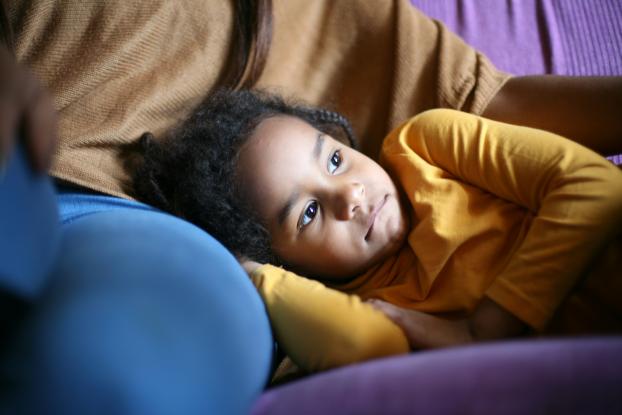 enfant repos canapé