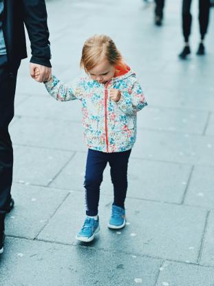 parents enfants main dans la main